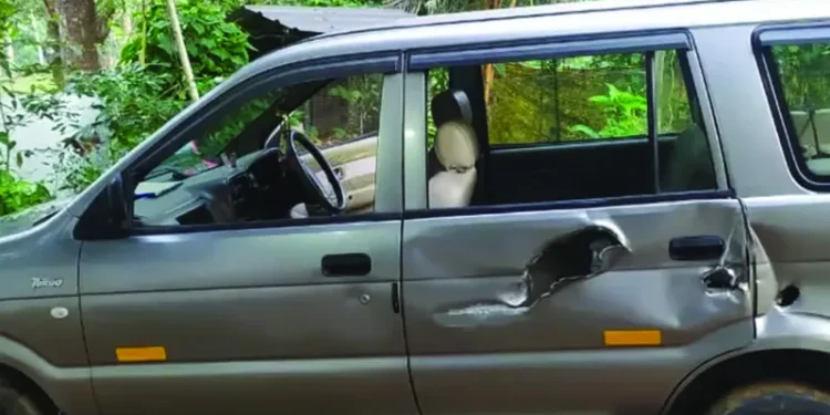 കല്യാണി-പ്രിയദർശൻ-നസ്ലന്‍-ചിത്രത്തിന്റെ-ഷൂട്ടിംഗ്-സംഘത്തിന്-നേരെ-കാട്ടാന-ആക്രമണം;-സംഘം-സഞ്ചരിച്ചിരുന്ന-കാർ-തകർത്ത്-ഒറ്റയാൻ