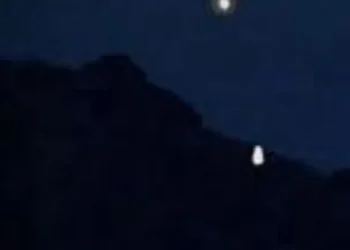 ഭക്തലക്ഷങ്ങള്‍ക്ക്-സായൂജ്യമായി-പൊന്നമ്പലമേട്ടില്‍-മകരജ്യോതി-തെളിഞ്ഞു,-ഭക്തിസാന്ദ്രമായി-ശബരിമല