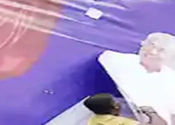 സെക്രട്ടേറിയറ്റിന്-മുന്നില്‍-മുഖ്യമന്ത്രിയുടെ-കൂറ്റന്‍-കട്ടൗട്ടും-ഫ്‌ലക്‌സും-സ്ഥാപിച്ച്-ഇടത്-സംഘടന,-വിവാദമായതോടെ-നീക്കി