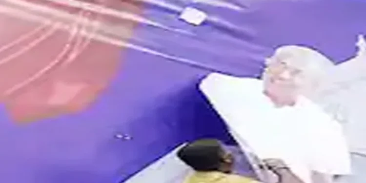 സെക്രട്ടേറിയറ്റിന്-മുന്നില്‍-മുഖ്യമന്ത്രിയുടെ-കൂറ്റന്‍-കട്ടൗട്ടും-ഫ്‌ലക്‌സും-സ്ഥാപിച്ച്-ഇടത്-സംഘടന,-വിവാദമായതോടെ-നീക്കി