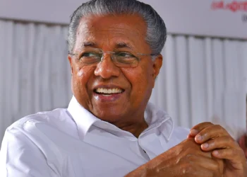 കവിയാരാണെന്ന്-അറിയില്ല,-വ്യക്തി-പൂജയ്‌ക്ക്-നിന്നുകൊടുക്കുന്ന-ആളല്ല-താനെന്ന്-മുഖ്യമന്ത്രി