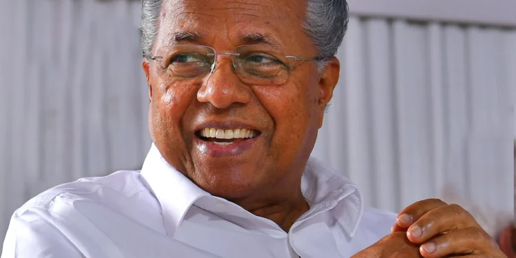 കവിയാരാണെന്ന്-അറിയില്ല,-വ്യക്തി-പൂജയ്‌ക്ക്-നിന്നുകൊടുക്കുന്ന-ആളല്ല-താനെന്ന്-മുഖ്യമന്ത്രി