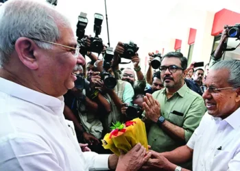 കേരള-നിയമസഭയുടെ-13-ാം-സമ്മേളനത്തിന്-തുടക്കം;-മലയാളത്തിൽ-നമസ്കാരം-പറഞ്ഞ്-ഗവർണർ,-നവകേരള-നിർമാണത്തിന്-സർക്കാർ-പ്രതിജ്ഞാബദ്ധം