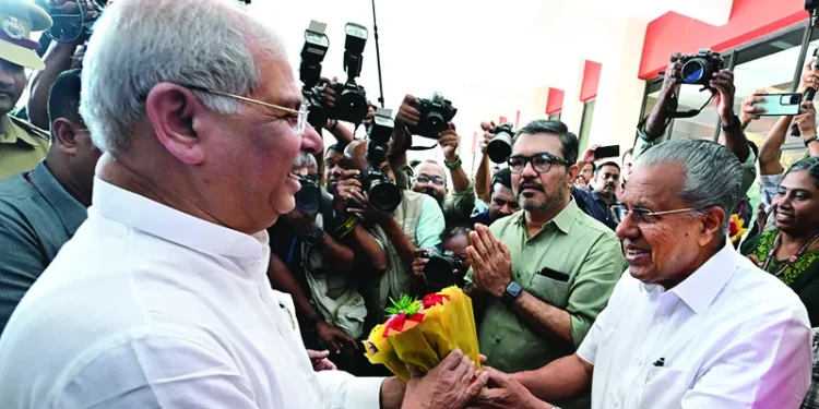 കേരള-നിയമസഭയുടെ-13-ാം-സമ്മേളനത്തിന്-തുടക്കം;-മലയാളത്തിൽ-നമസ്കാരം-പറഞ്ഞ്-ഗവർണർ,-നവകേരള-നിർമാണത്തിന്-സർക്കാർ-പ്രതിജ്ഞാബദ്ധം