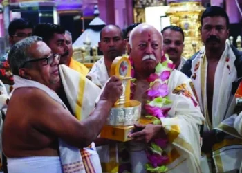 സര്‍സംഘചാലകന്-സപ്തമാതൃനാഗശില്പം-സമ്മാനിച്ച്-ആമേട-ക്ഷേത്രം;-പുള്ളുവന്‍പാട്ട്-കേട്ട്,-നാഗദൈവങ്ങളെ-തൊഴുത്-മോഹന്‍-ഭാഗവത്