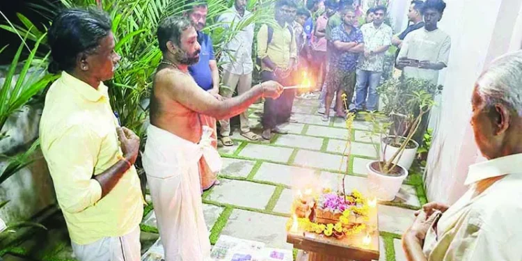 ഗുരുവായൂരില്‍-തുളസിത്തറയില്‍-സാമൂഹ്യവിരുദ്ധ-പ്രവൃത്തി;-ശുദ്ധികലശവും-തുളസീവന്ദനവും-നടത്തി-വിഎച്ച്പി