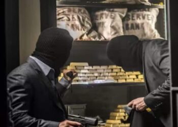 ആറംഗ-സംഘം-തോക്ക്-ചൂണ്ടി-12-കോടിയുടെ-സ്വർണവും-പണവും-കവർന്നു;കർണാടകയിൽ-വൻ-ബാങ്ക്-കവർച്ച