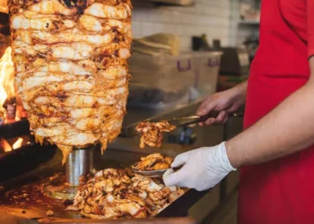 തൃശൂരിൽ-ഷവർമ-കഴിച്ച-ഏഴുപേർക്ക്-ഭക്ഷ്യവിഷബാധ-:-ആരോഗ്യ-വകുപ്പ്-ഷവർമ-സെൻ്റർ-അടപ്പിച്ചു