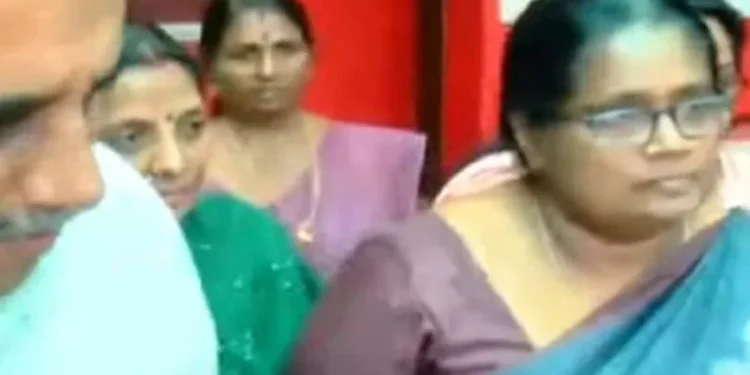 അവിശ്വാസപ്രമേയം-ചര്‍ച്ച-ചെയ്യാനിരുന്ന-കൂത്താട്ടുകുളത്ത്-നാടകീയ-രംഗങ്ങള്‍,-കാണാതായ-ലതാരാജു-തിരിച്ചെത്തി,-സി-പി-എം-നേതാക്കള്‍ക്കെതിരെ-കേസ്