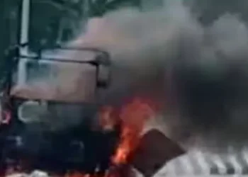 മലപ്പുറത്ത്-ഓടിക്കൊണ്ടിരുന്ന-ഓട്ടോറിക്ഷ-കത്തി-നശിച്ചു