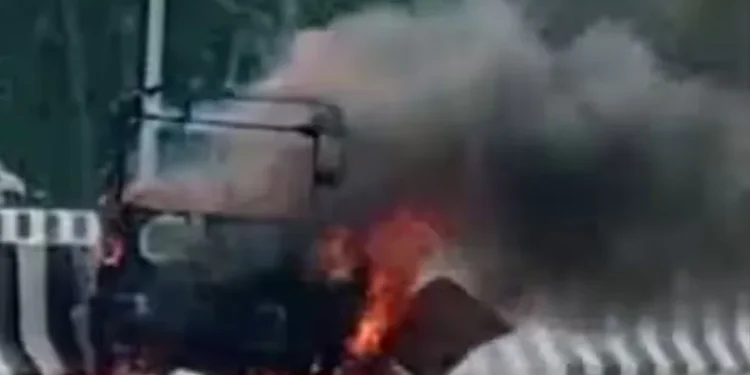 മലപ്പുറത്ത്-ഓടിക്കൊണ്ടിരുന്ന-ഓട്ടോറിക്ഷ-കത്തി-നശിച്ചു