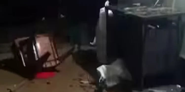 ചേന്ദമംഗലത്ത്-ഒരു-കുടുംബത്തിലെ-3-പേരെ-കൊലപ്പെടുത്തിയ-കേസിലെ-പ്രതി-ഋതു-ജയന്റെ-വീട്-തല്ലി-തകര്ത്ത്-നാട്ടുകാര്