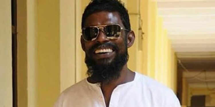 കെട്ടിടത്തിന്റെ-ബാല്‍ക്കണിയില്‍-നഗ്‌നതാ-പ്രദര്‍ശനം,നടന്‍-വിനായകന്‍-വീണ്ടും-വിവാദത്തില്‍