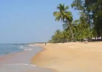 കാപ്പാട്-ബീച്ചില്‍-തിരയില്‍പ്പെട്ട-പെണ്‍കുട്ടിയെ-രക്ഷപ്പെടുത്തി