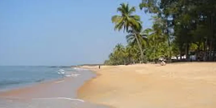 കാപ്പാട്-ബീച്ചില്‍-തിരയില്‍പ്പെട്ട-പെണ്‍കുട്ടിയെ-രക്ഷപ്പെടുത്തി