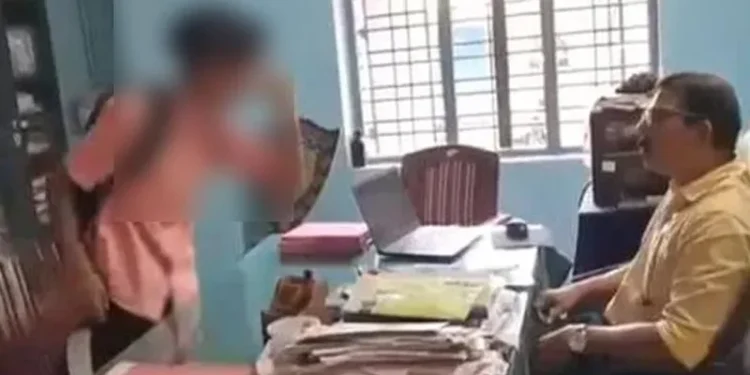 മൊബൈല്-ഫോണ്-പിടിച്ചുവച്ച-അധ്യാപകന്-നേരെ-കൊലവിളി-നടത്തി-പ്ലസ്വണ്-വിദ്യാര്ഥി