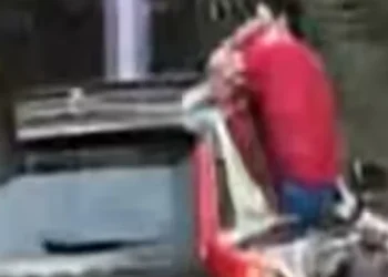 ഓടുന്ന-കാറില്‍-അഭ്യാസ-പ്രകടനം-;-ആഡംബര-കാര്‍-പിടിച്ചെടുത്ത്-മോട്ടോര്‍-വാഹന-വകുപ്പ്