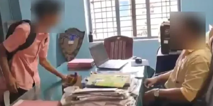 മാപ്പ്-പറയാം-,-എനിക്ക്-ആ-സ്കൂളിൽ-തന്നെ-പഠിക്കണം-:-അധ്യാപകനോട്-കൊലവിളി-നടത്തിയതിൽ-മാനസാന്തരമുണ്ടെന്ന്-പ്ലസ്-വൺ-വിദ്യാർത്ഥി