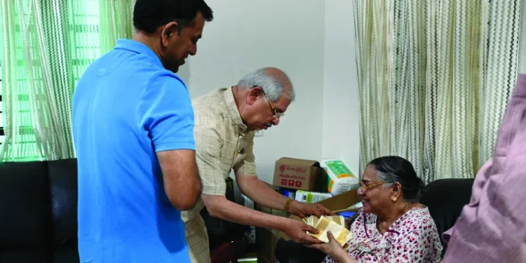 വിഎസ്-മാതൃകാപരമായ-പൊതുജീവിതം-നയിച്ച-വ്യക്തി;-വിഎസ്.-അച്യുതാനന്ദനെ-സന്ദർശിച്ച്-ഗവർണർ-രാജേന്ദ്ര-വിശ്വനാഥ്-ആർലേക്കർ