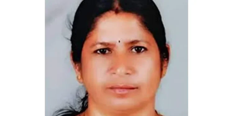 കടുവ-ആക്രമണത്തില്‍-കൊല്ലപ്പെട്ട-രാധയുടെ-കുടുംബത്തിന്-അടിയന്തര-ധനസഹായം-കൈമാറി