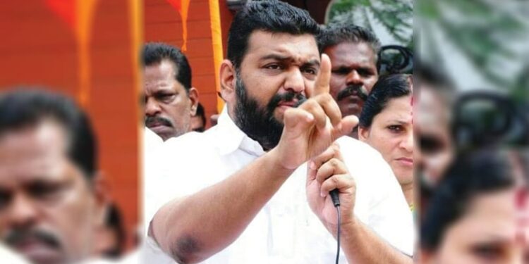 സമരപ്പന്തലിൽ-മുതലക്കണ്ണീരൊഴുക്കുന്ന-ആട്ടിൻ-തോൽ-ഇട്ട-ചെന്നായ്‌ക്കളെ-അമ്മമാർ-ചാണക-ചൂൽ-എടുത്ത്-ഓടിക്കണം-:-എൻ.-ഹരി