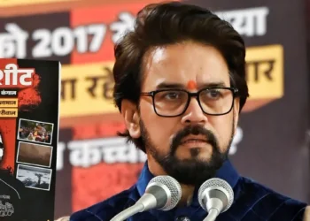 മഫ്ളർ-ചുറ്റി-ഡൽഹിയിലേക്ക്-കെജ്രിവാൾ-ചുമച്ചു-വന്നു-,-ഇപ്പോൾ-നഗരവാസികൾക്ക്-ശ്വാസം-കിട്ടാത്ത-അവസ്ഥ-:-മുൻ-മുഖ്യനെ-പരിഹസിച്ച്-അനുരാഗ്-താക്കൂർ