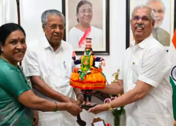 മുഖ്യമന്ത്രി പിണറായി വിജയന്‍ ഗവര്‍ണര്‍ രാജേന്ദ്ര  അര്‍ലേക്കറെ സന്ദര്‍ശിച്ചു, രാജ്ഭവനില്‍ പ്രഭാത നടത്തത്തിന് മുഖ്യമന്ത്രിയെ ക്ഷണിച്ച് ഗവര്‍ണര്‍