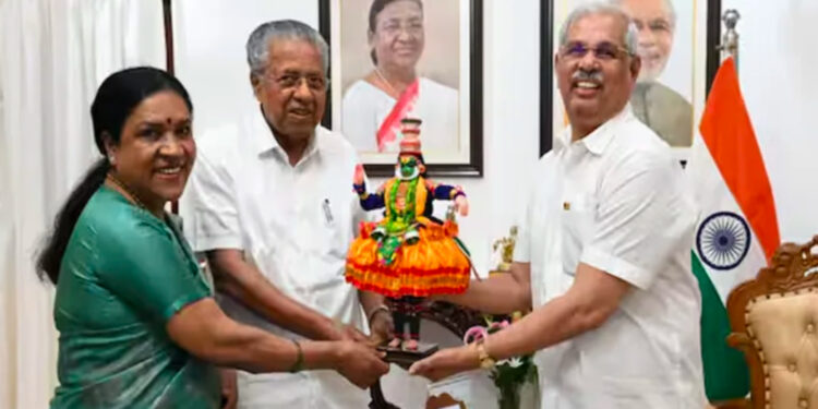 മുഖ്യമന്ത്രി പിണറായി വിജയന് ഗവര്ണര് രാജേന്ദ്ര അര്ലേക്കറെ സന്ദര്ശിച്ചു, രാജ്ഭവനില് പ്രഭാത നടത്തത്തിന് മുഖ്യമന്ത്രിയെ ക്ഷണിച്ച് ഗവര്ണര്