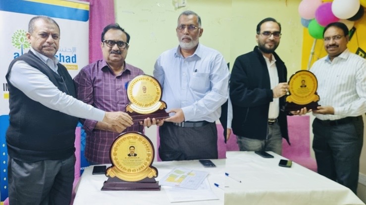 അൽഇഹ്തിശാദ് ഫൗണ്ടർമാരെ സാമൂഹിക പ്രവർത്തകരായ ഫസലുൽ ഹഖ്, നൗഷാദ് മാഞ്ഞപ്പാറ എന്നിവർ ആദരിക്കുന്നു