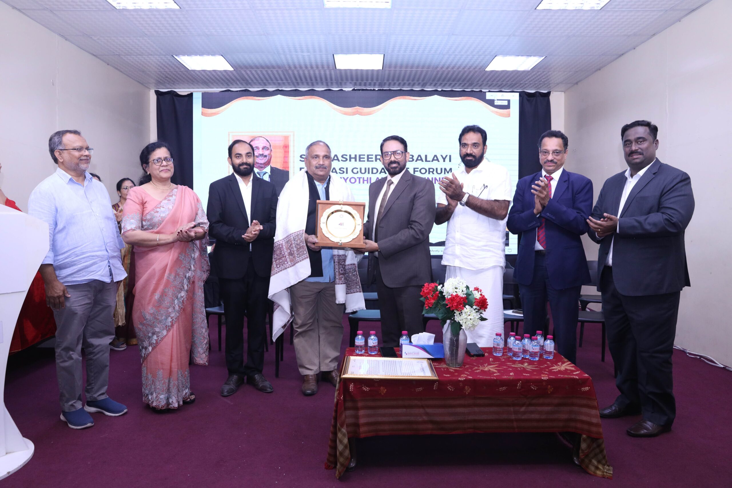 ബഷീർ അമ്പലായി കർമ്മജ്യോതി പുരസ്കാരം ഏറ്റുവാങ്ങുന്നു.