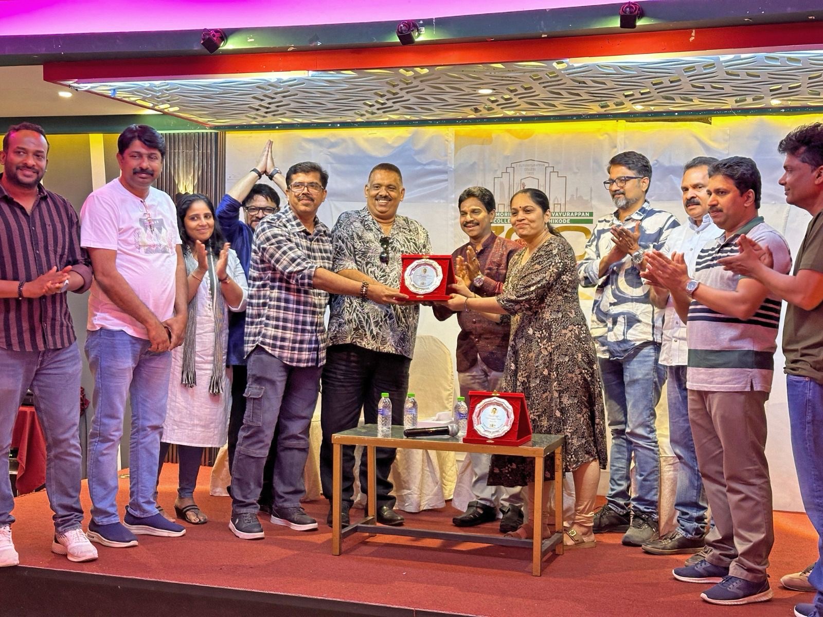 ഉത്ഘാടകൻ വിനോദ് കോവൂരിനു അലുംനി അംഗങ്ങൾ സ്നേഹോപഹാരം കൈമാറുന്നു.