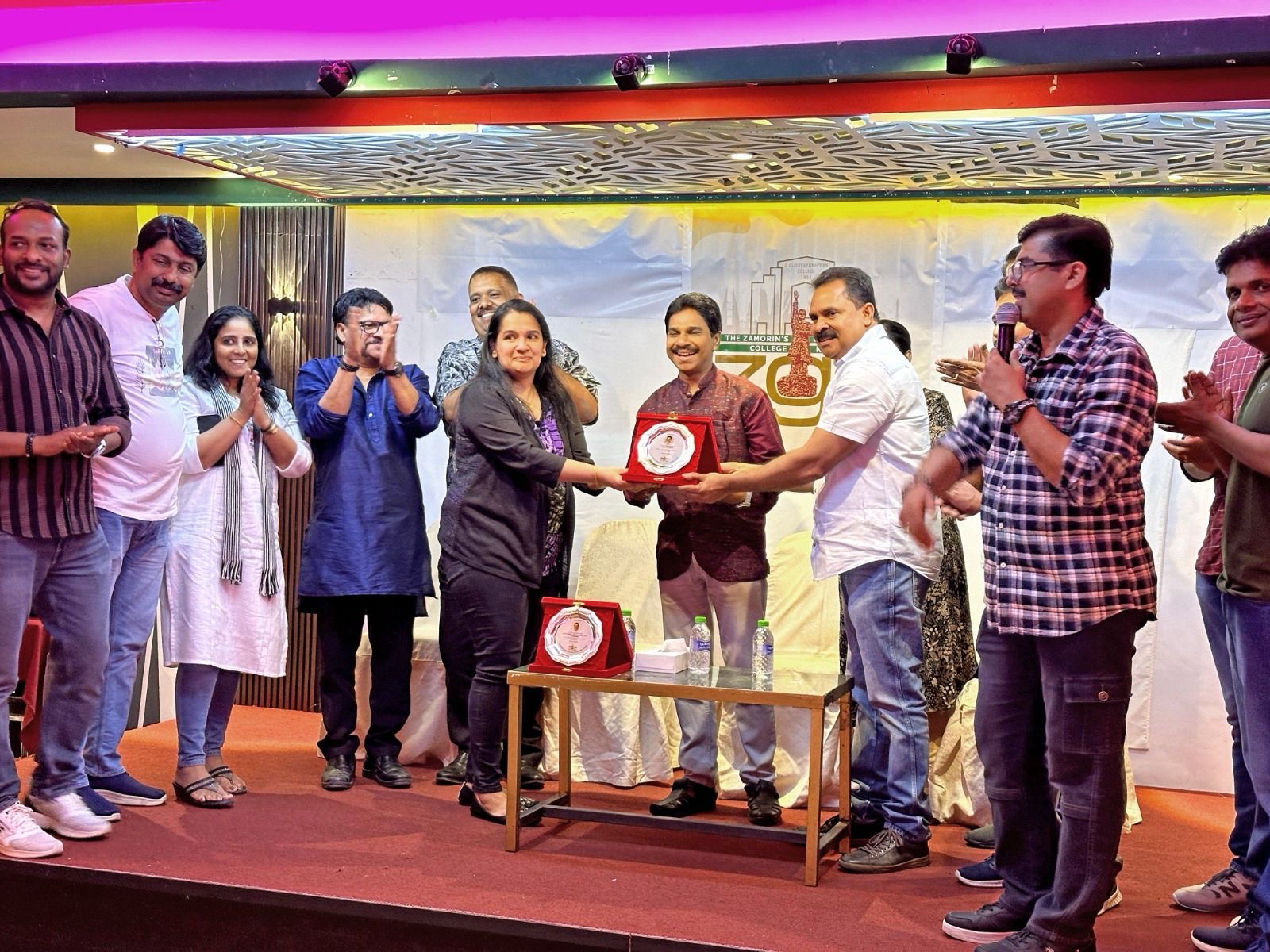 മുഖ്യാതിഥി കെ ആർ പ്രമോദിന് അലുംനി ഭാരവാഹികൾ സ്നേഹോപഹാരം കൈമാറുന്നു.