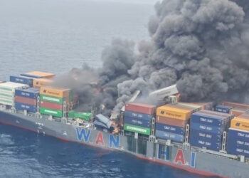 157-കണ്ടെയ്നറുകളില്‍-അത്യന്തം-അപകടകാരിയായ-ഉല്‍പ്പന്നങ്ങൾ,-കൊടിയ-കീടനാശിനിയും-വിഷ-വസ്തുക്കളും,-കപ്പലിൽ-പൊട്ടിത്തെറി-തുടരുന്നു,-തൃശൂര്‍,-എറണാകുളം-ജില്ലകളിലേക്ക്-കണ്ടെയ്നർ-ഒഴുകിയെത്താൻ-സാധ്യത