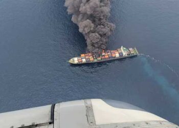 ചരക്കുകപ്പലിലെ-തീ-അണയ്ക്കാനാവുന്നില്ല,-ഒരേപോലെ-മണിക്കൂറുകളായി-വെള്ളം-ചീറ്റിച്ച്-കോസ്റ്റുഗാർഡിൻറെ-മൂന്നു-കപ്പലുകൾ,-സഹായമായി-പ്രദേശത്ത്-കനത്ത-മഴ,-കണ്ടെയ്നറുകൾ-നീക്കം-ചെയ്യണമെങ്കിൽ-തീ-നിയന്ത്രണ-വിധേയമാക്കണം