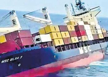 മുങ്ങിയ-കപ്പലിന്റെ-ടാങ്കുകളില്‍നിന്ന്-ഇന്ധനം-മാറ്റുന്നത്-കൂടുതല്‍-അത്യാധുനിക-മുങ്ങല്‍-ഉപകരണങ്ങള്‍-എത്തിച്ചശേഷം,-തീരത്തടിഞ്ഞ-56-കണ്ടെയ്‌നറുകള്‍-തുറമുഖത്തേക്കു-മാറ്റി