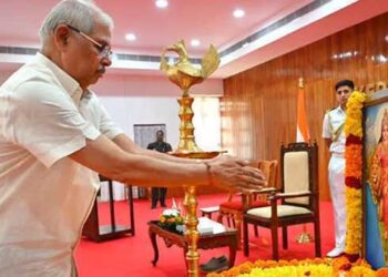 വാശി-വിട്ടു,-ഉടക്കാൻ-താൽപര്യമില്ല!!-രാജ്‍ഭവൻ-നടത്തുന്ന-സർക്കാർ-പരിപാടികളിൽനിന്ന്-ഭാരതാംബ-ചിത്രവും-നിലവിളക്കും-ഒഴിവാക്കും