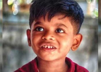 മകനെയുമെടുത്ത്-സ്കൂളിലേക്കിറങ്ങവേ-പിതാവ്-കളിപ്പാട്ടത്തിൽ-ചവിട്ടി-താഴെവീണു,-പിതാവിന്റെ-കയ്യിൽ-നിന്നു-തെറിച്ചുവീണ-നാലുവയസുകാരന്-ദാരുണാന്ത്യം