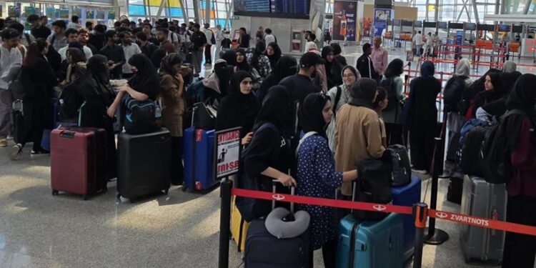 ഓപ്പറേഷന്‍-സിന്ധു;-ഇന്ത്യന്‍-വിദ്യാര്‍ഥികളുമായി-ആദ്യവിമാനം-ഡല്‍ഹിയിലെത്തി