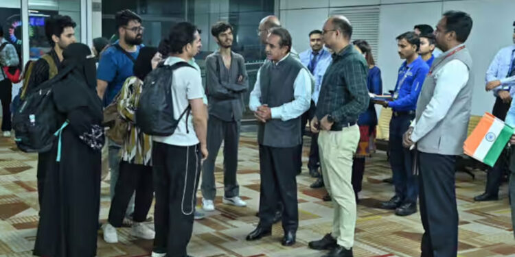 ഓപ്പറേഷൻ-സിന്ധു:-കൂടുതൽ-ഇന്ത്യാക്കാർ-തിരിച്ചെത്തി;-ഏറെയും-ജമ്മു-കശ്മീർ-സ്വദേശികൾ;-കൂടുതൽ-വിമാന-സർവീസ്-നടത്താമെന്ന്-ഇറാൻ