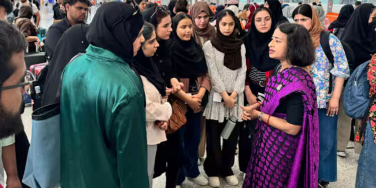 ഓപ്പറേഷൻ-സിന്ധു;-ഇറാനിൽ-നിന്നും-ആറാമത്തെ-വിമാനവും-ഇന്ത്യയിലെത്തി,-1428-ഇന്ത്യക്കാരെ-ജന്മനാട്ടിലെത്തിച്ചു