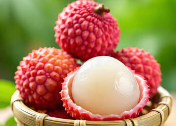 ലിച്ചിപ്പഴത്തിന്റെ-അതിശയിപ്പിക്കുന്ന-ആരോ​ഗ്യ​ഗുണങ്ങൾ-അറിയാം