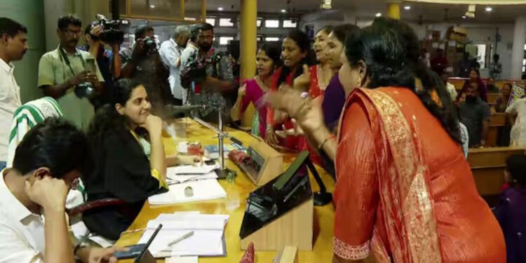 ഹരിത-കർമ-സേനാംഗങ്ങളുടെ-3-ലക്ഷം-രൂപ-തട്ടി?-ബിജെപി-കൗൺസിലർക്കെതിരെ-ആരോപണം;-തിരുവനന്തപുരം-കോർപറേഷൻ-യോഗത്തിൽ-ബഹളം