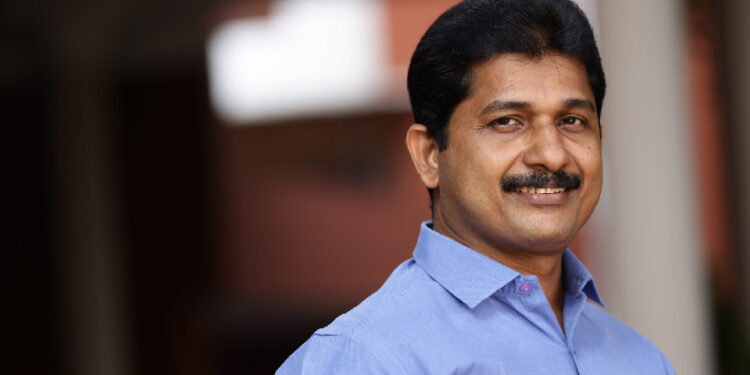 ഒരു-വിധത്തിലുമുള്ള-പുരസ്‌കാരങ്ങള്‍-സ്വീകരിക്കില്ല;-അക്കാദമിയോട്-ബഹുമാനം-മാത്രമെന്ന്-എം-സ്വരാജ്