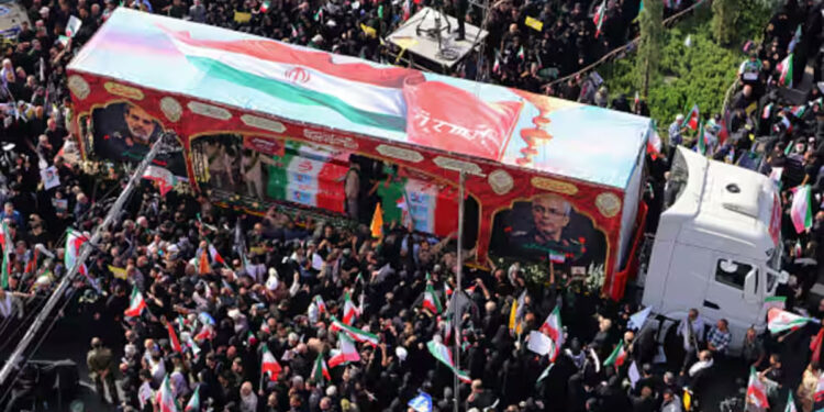 അത്രമേൽ-വൈകാരികം,-ഇസ്രയേലുമായുള്ള-യുദ്ധത്തിൽ-കൊല്ലപ്പെട്ട-സൈനിക-കമാൻഡർമാരുടെയും-ആണവ-ശാസ്ത്രജ്ഞരുടെയുമടക്കം-കൂട്ട-ശവസംസ്കാര-ചടങ്ങ്