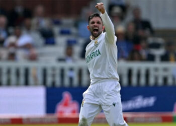 ചരിത്ര-നേട്ടം-സ്വന്തമാക്കി-ദക്ഷിണാഫ്രിക്കൻ-സ്പിന്നർ-കേശവ്-മഹാരാജ്