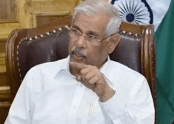 അത്ര-സുരക്ഷ-വേണ്ട!!-ഗവർണറുടെ-സുരക്ഷയ്ക്കായി-രാജ്ഭവൻ-ആവശ്യപ്പെട്ട-പോലീസ്-ഉദ്യോഗസ്ഥരുടെ-പട്ടികയ്ക്ക്-സർക്കാർ-വക-കടുംവെട്ട്!!-6-പോലീസുകാരെ-ഒഴിവാക്കിയത്-ഉത്തരവിറങ്ങി-24-മണിക്കൂറിനു-ശേഷം