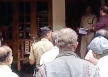 വീട്-പുതുക്കിപ്പണിയുവാൻ-പോകുകയാണ്,-അമ്മ-കുറച്ചുദിവസം-മകളുടെ-വീട്ടിൽ-പോയി-നിൽക്കണം!!-മകന്റെ-വാക്കുകേട്ടിറങ്ങിയ-85കാരി-പെരുവഴിയിൽ,-അമ്മ-വരുന്നതറിഞ്ഞ്-വനംവകുപ്പ്-ഉദ്യോഗസ്ഥനായ-മകനും-ഭാര്യയും-വീടുപൂട്ടി-സ്ഥലംവിട്ടു