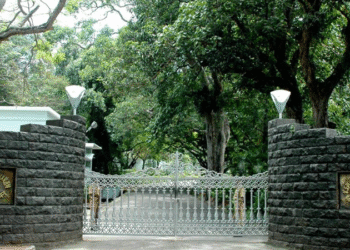 റവാഡ-ചന്ദ്രശേഖര്-രാജ്ഭവനിലെത്തി;-ഗവര്ണറുമായി-കൂടിക്കാഴ്ച