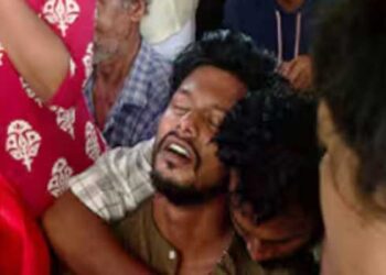 ഉറുമ്പ്-അരിമണി-കൂട്ടിവയ്ക്കുന്നപോലെ-മക്കൾക്കായി-ഓരോന്നും-കരുതിവയ്ക്കുന്ന-അമ്മ,-ആ-അമ്മയുടെ-കയ്യിലേക്ക്-ആദ്യ-ശമ്പളം-വച്ചുകൊടുക്കാൻ-ഓടിയെത്തിയ-മകൻ,-കണ്ടത്-അമ്മയുടെ-ചേതനയറ്റ-ശരീരം