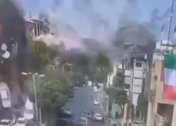 നിരത്തിൽ-കൂടി-പായുന്ന-വാഹനങ്ങൾ,-ഒരു-കാർ-പാർക്ക്-ചെയ്യാനായി-തുടങ്ങുന്നു,-ഉടനെ-അന്തരീക്ഷത്തെ-ഞെട്ടിച്ച്-ഉ​ഗ്ര-സ്ഫോടനം,-കാറുകൾ-വായുവിലേക്ക്-കെട്ടിടങ്ങളുടെ-ഉയരത്തിൽ-തെറിക്കുന്നു!!-ഇസ്രയേൽ-ഇറാനിൽ-നടത്തിയ-ആക്രമണത്തിന്റെ-നടുക്കുന്ന-ദൃശ്യങ്ങൾ-പുറത്ത്-വീഡിയോ